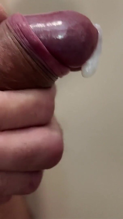 该男子撸管并吹箫他的精液 |剪辑 2