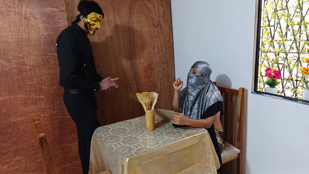 クレジットが遅れているインドは、アラブの首長にもっと時間を求め、彼は倒錯した状態で彼女を助けます。