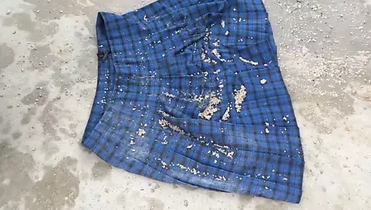 Mavi ekose etek üzerinde ıslak toprak