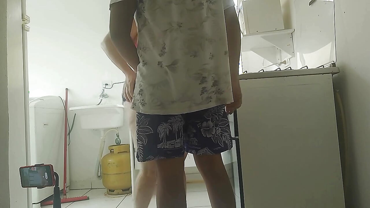 Śliniła się nad całym penisem chłopaka, zostawiając go gotowego, by wejść w jej seksowną pupę pokrytą bielizną.