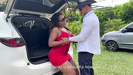 Büyük götlü güzel zenci orta yaşlı seksi kadın kocası yokken büyük bir yarağa biniyor