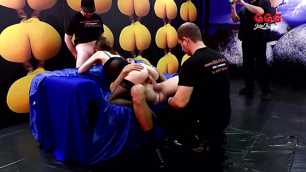 Ggg - Fill Me up Now! - Brunette in Lingerie Gets Creampie on Green Couch