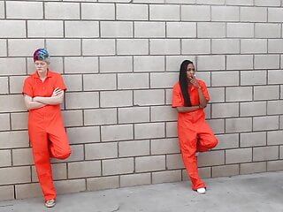 Тюремные девушки в бою арестовывают за секс лесбиянки-охранники