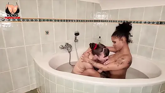 Mereka bersenang-senang dengan dildo bersama teman-teman!