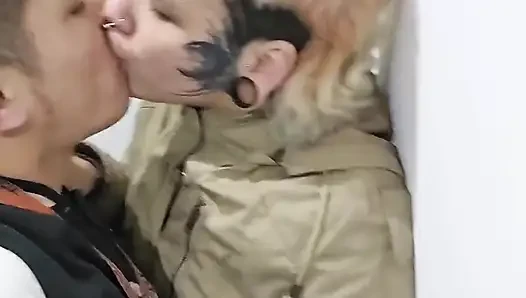Junge Bisexuelle isst einen Klienten ohne Kondom