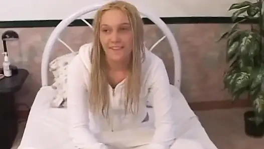 Gergin Kailey kesilmiş amcığını açıyor ve mastürbasyon yapıyor