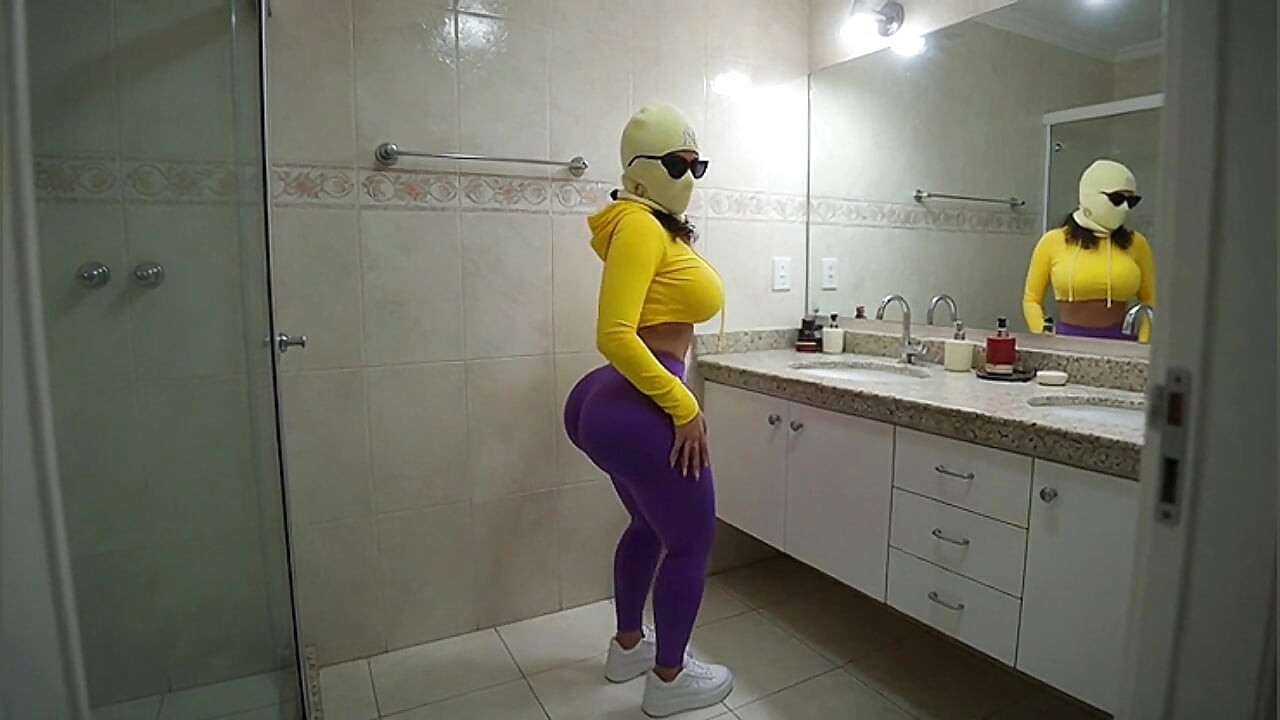 Petite Big Ass Stepsister Twerking in the Bathroom