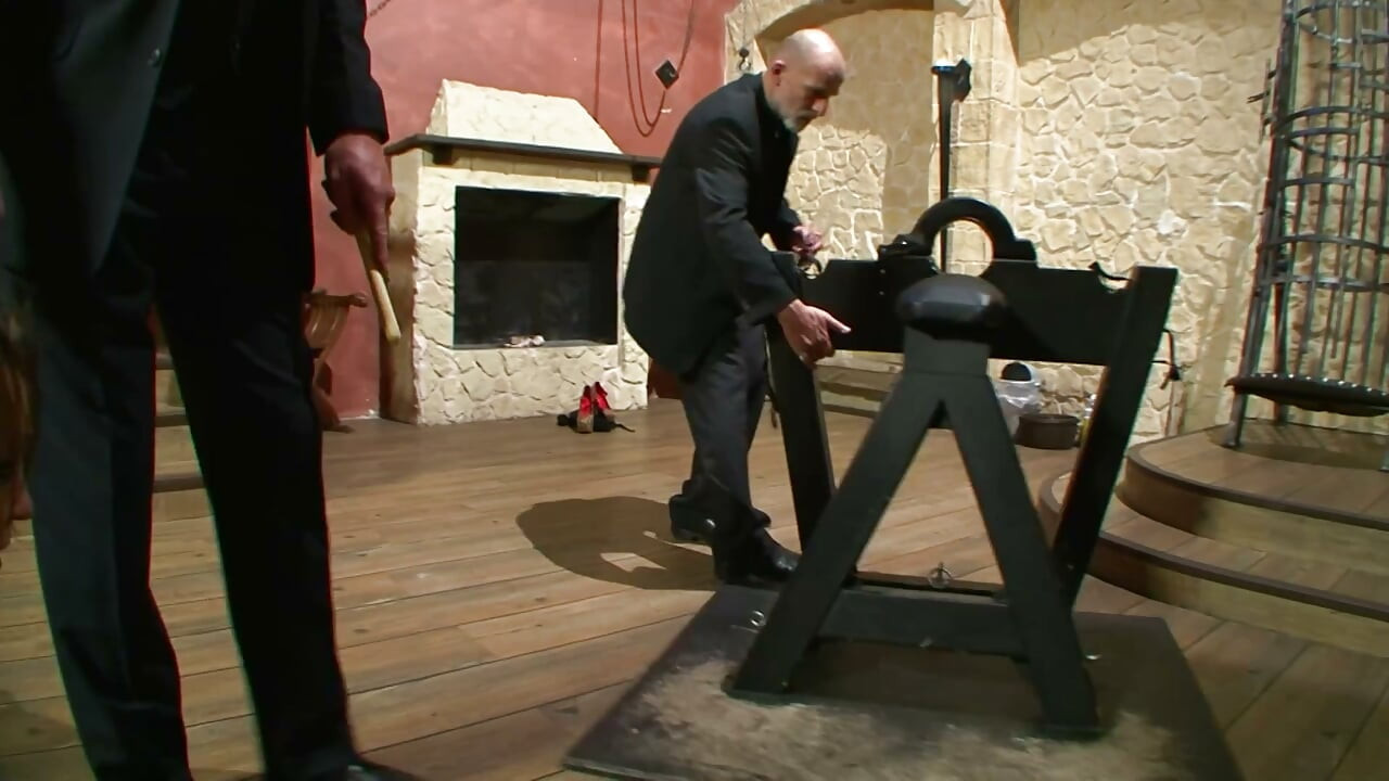 Leashed Slave Gets Brutal Anal Object Insertion