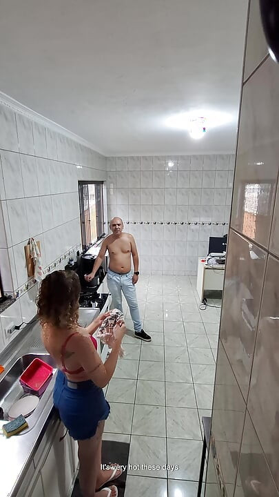 女僕脫掉衣服，接受額外的面部護理。