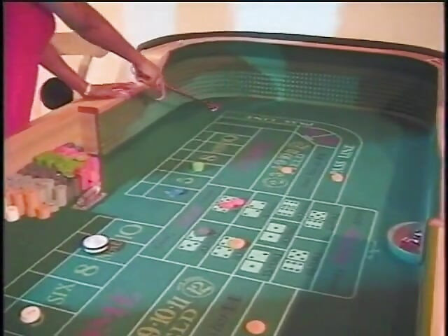 Roodharige en brunette rondborstige zwarte meiden pijpen pik en krijgen hun konten geneukt