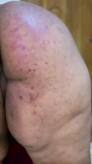 Muslimanska arapska zgodna milf maćeha čisti sobu polu sina i pokaži svoje ogromno golo dupe i pičku da ga zavede | Klip 1