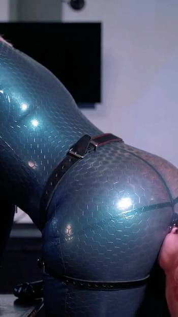 Detik emosi dari "Hisap Strap-on, penyembahan pantat, video getah lateks lesbian percuma"