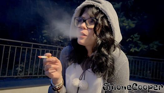 Noite fumando quando está menos temperatura fora de :) estar comigo neste momento