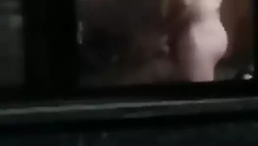 onu okşayarak yakaladı