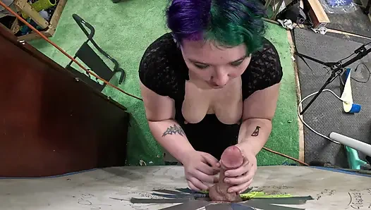 Goth teen besucht gloryhole, lutscht ihn trocken