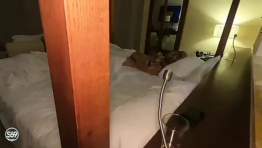 Azgın üvey anne ile tatilde bir odayı paylaş