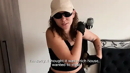 Горячий захватчик был наказан за то, что пытался ограбить меня! Трахни ее и накормили моей спермой