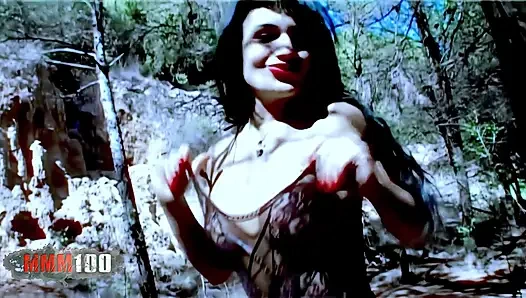 Nina Roberts Pornostar Nina Roberts zieht sich im wald aus