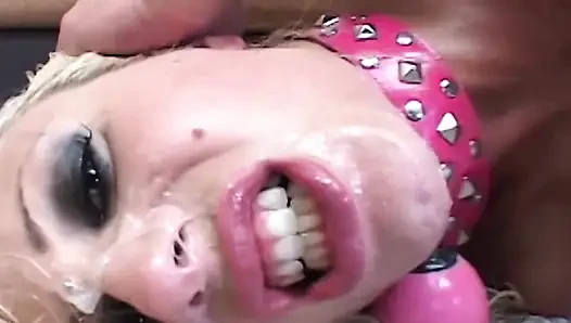 Adegan seks 2 kontol dan 4_sexy cewek semok rambut pirang dengan lingerie seksi ini pengen dicrot di mulut sama dua kontol