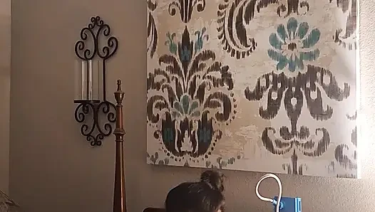 Yüz aşağı göt yukarı, memeler sikiliyor
