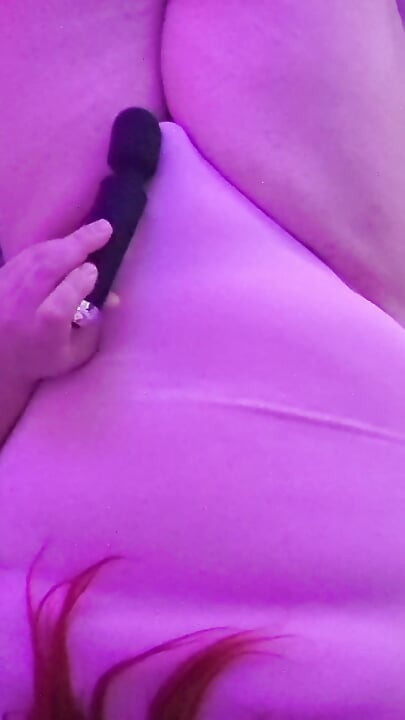 Tombul trans kız sihirli değneğini kullanıyor