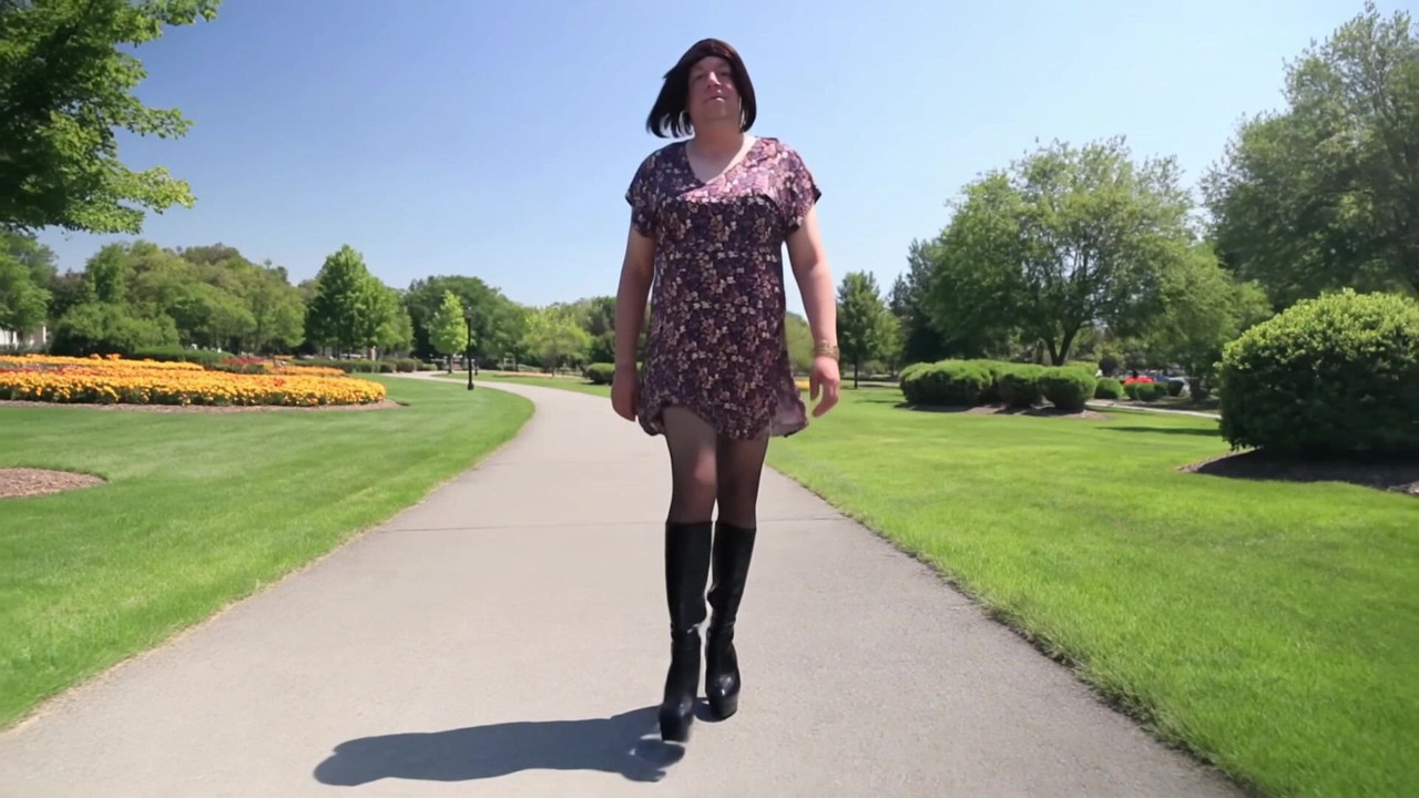 Nicki crossdress dengan gaun mini musim panas yang luar biasa. Celana ketat dan sepatu bot berjalan-jalan di taman (KI)