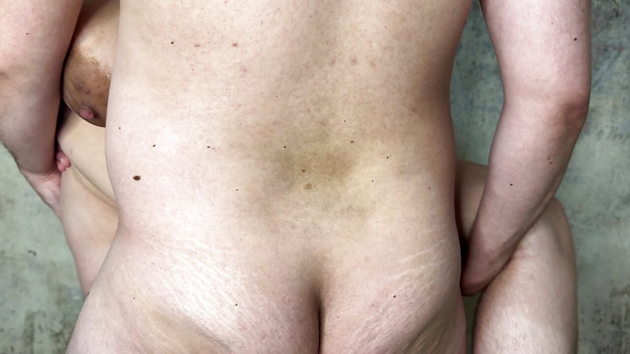 Utangaç tombul evli orta yaşlı seksi kadın için prezervatifsiz üçlü seks ve çifte penetrasyon - Milky Mari