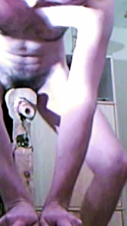Krachtig moment van "Fleshlight poesje neuken staan en kijken naar porno masturbatie"
