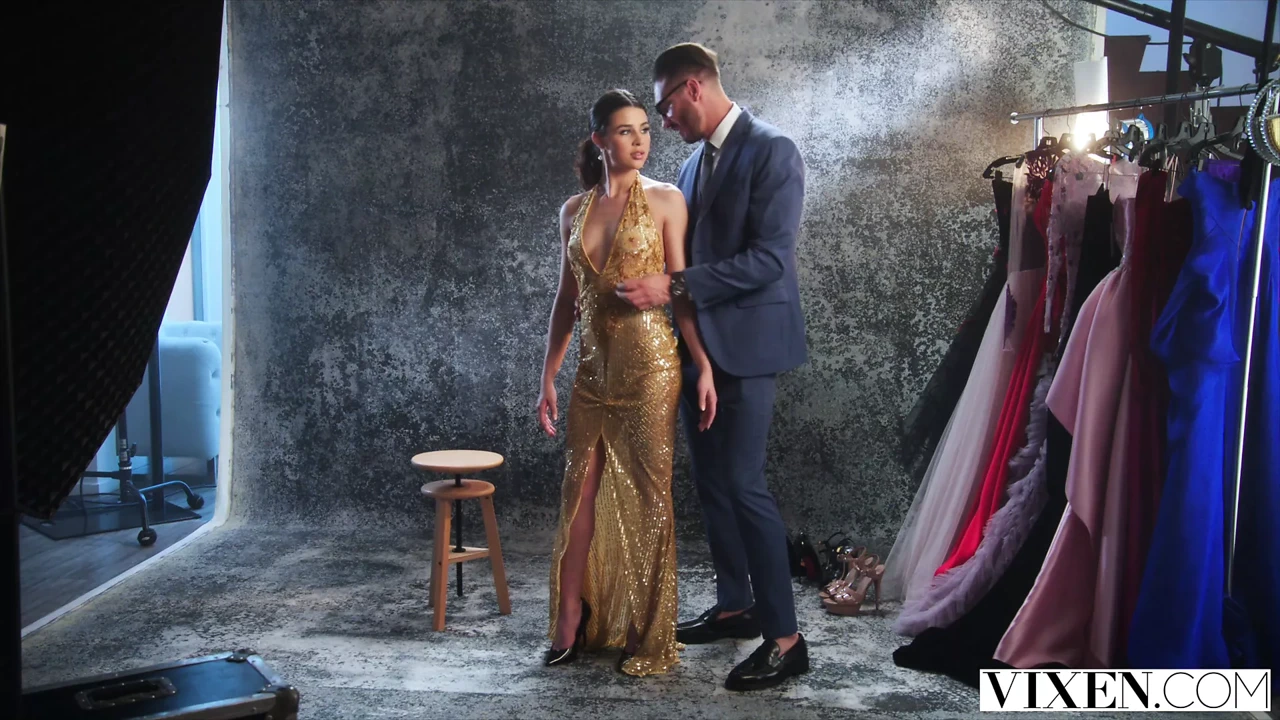 Vixen - 时装模特Kylie以各种方式激励设计师