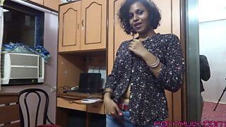 Gros seins, femme de ménage indienne tamoule, Lily excitée dans la salle de bain, changement de soutien-gorge et doigtage de chatte en culotte