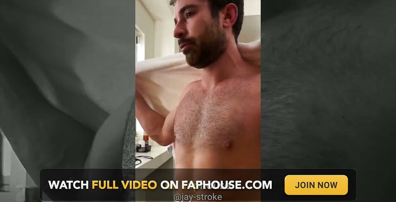 Je me sèche les vestiaires après ma douche après l’entraînement