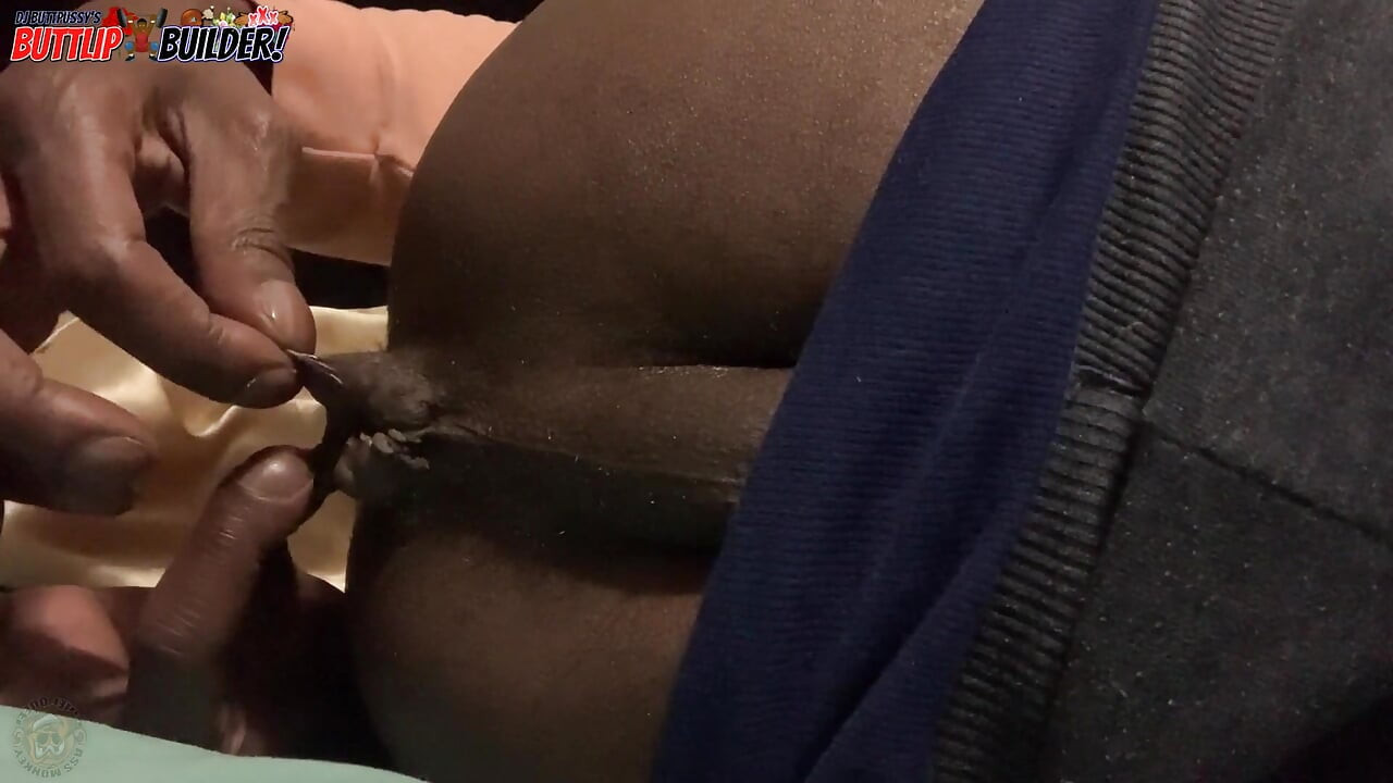 他喜欢玩弄他黑色混蛋的嘴唇 - Dj Buttpussy