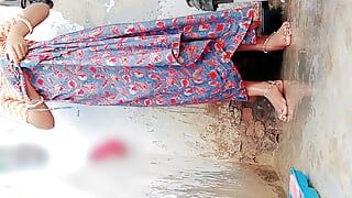 Betrapt onschuldig Indisch meisje staand plassend als ze bad met vingerend hier poesje virale gelekte mms