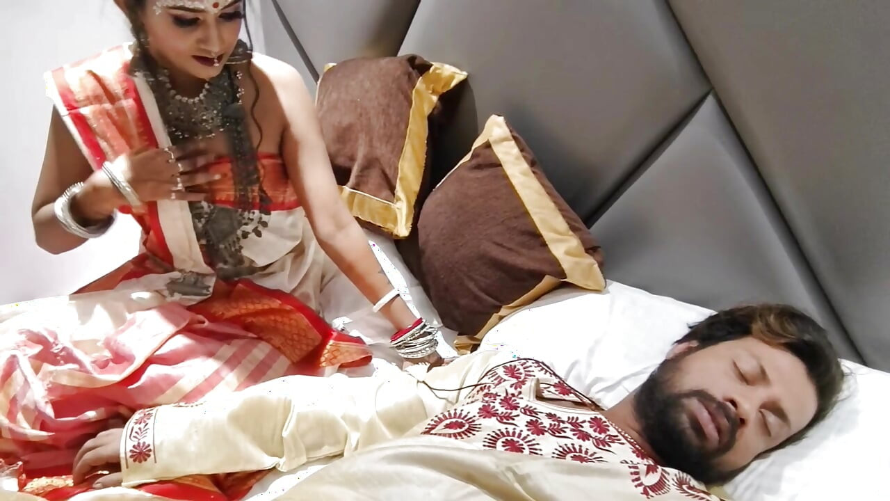 Akele me dekh kar Bhabhi ji jabbar ko dasti room me pel diya
