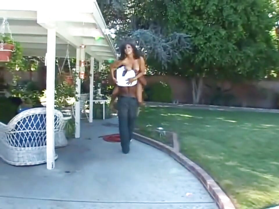 Bahçede siyah üçlü grup seks... Amcık sikişi parmaklıyor büyük siyah yarak emiyor