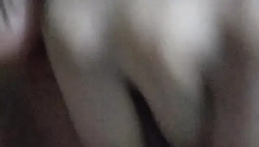 Слитая в сеть киску девушка трахает пальцами