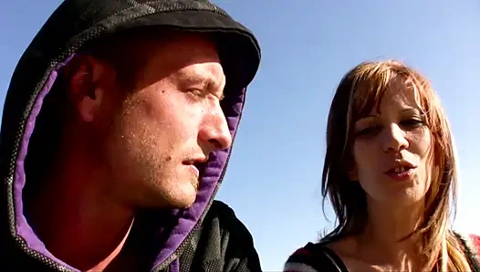 Sürtük kız açık havada sakso çekiyor ve terk edilmiş bir evde sikiliyor