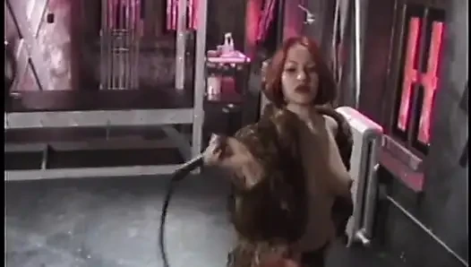 Ateşli kızıl saçlı dominatrix BDSM odasında soluk beyaz adamı zaptediyor ve cezalandırıyor
