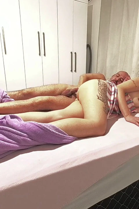 我的继父晚上去看我, 射在我的小阴户里