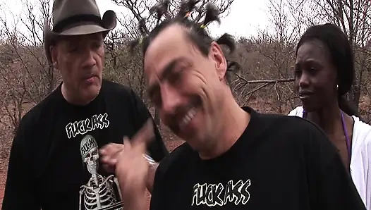 Vergrabene Schönheit im Sand: Wilder Outdoor-Fetischsex