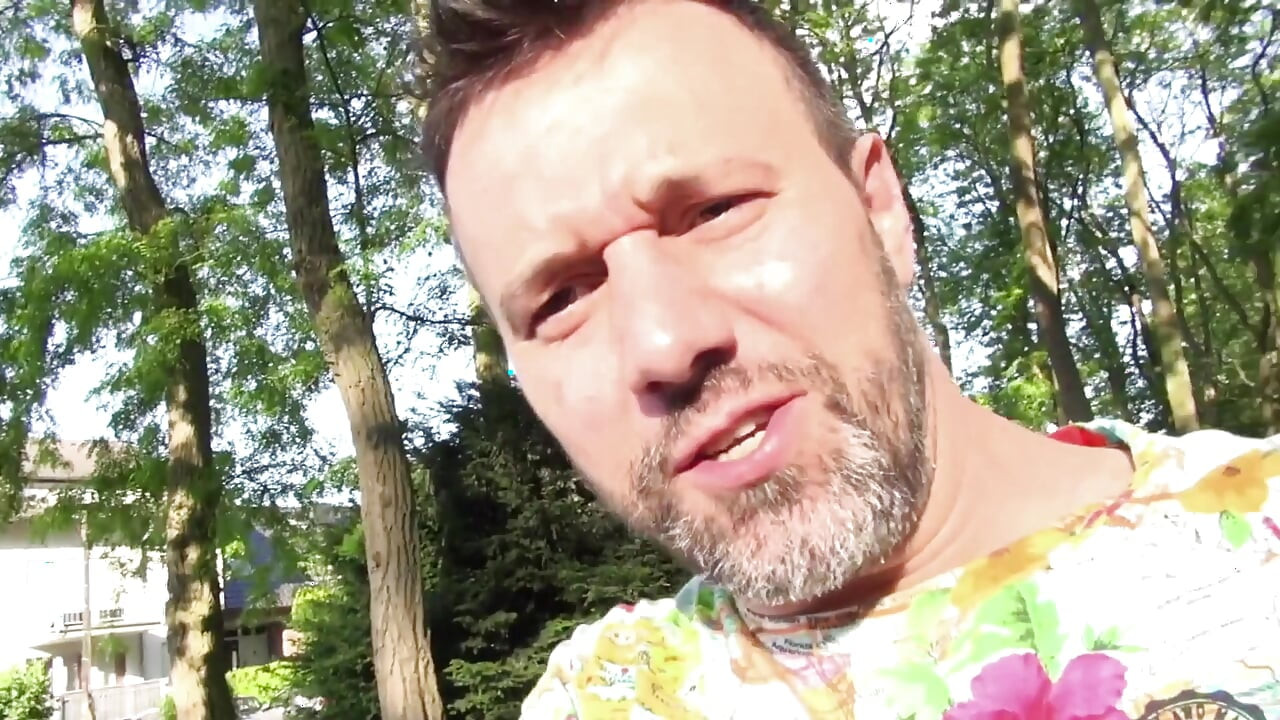 O roșcată minunată tatuată are parte de o încărcătură caldă de spermă în gură