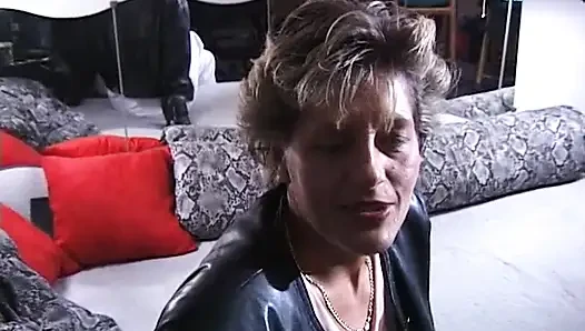 Geile MILF fingert ihre fotze und leckt ihre finger