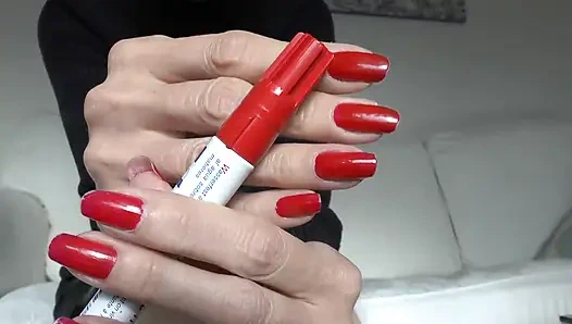 Budak seks dengan pulpen, kuku merah yang aduhai, victoria valente