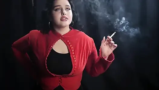 Tombul esmer kırmızı cardigan içinde sigara içiyor