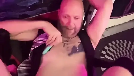 Bulutlarda sallanıyor