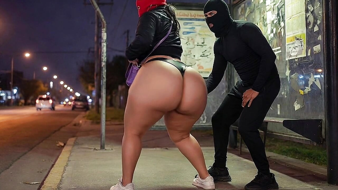 Latina mit dickem arsch in engen Lederhosen an der Bushaltestelle strippt zu schwarzem Leder-tanga