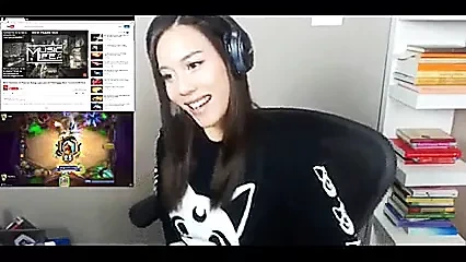 女孩在直播后自慰