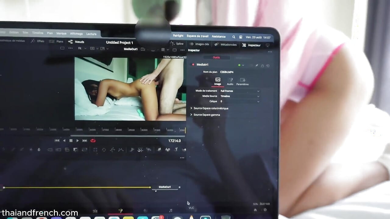 아름다운 태국 여자가 내 일하는 동안 나를 괴롭혀, 나는 그녀와 섹스해야 한다