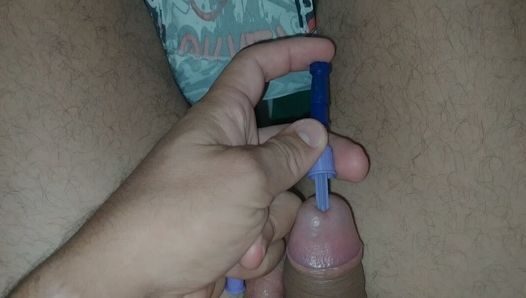 inyectando el adaptador en el pene para ser transfundido