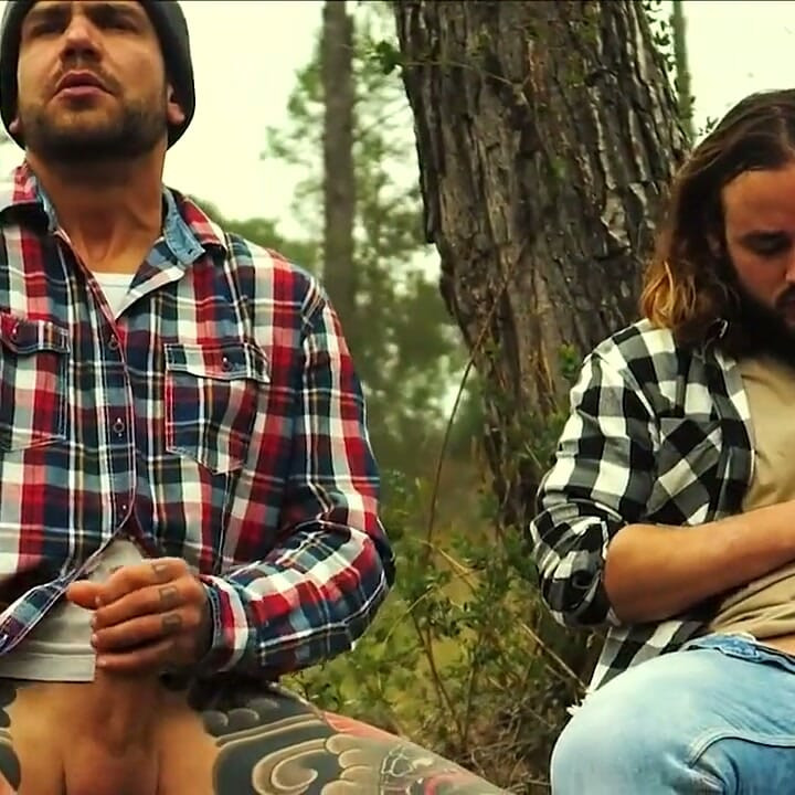 Acampada Y Pajote De Machos Barbudos